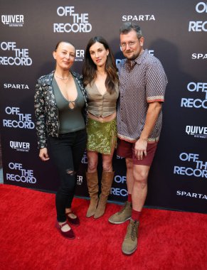 Kirsten Foe, Rainey Qualley ve Gabe Rodriguez, 8 Mayıs 2025 'te ABD' nin Hollywood şehrindeki Hotel Cafe 'de Rainey Qualley tarafından gerçekleştirilen özel bir performansın sahnelendiği RECORD Kapanış Gecesi' nde.