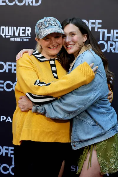 Chelsea Lopez ve Rainey Qualley, 8 Mayıs 2025 'te ABD' nin Hollywood şehrindeki Hotel Cafe 'de Rainey Qualley tarafından gerçekleştirilen özel bir performansın sahnelendiği RECORD' un açılışını kutladılar..