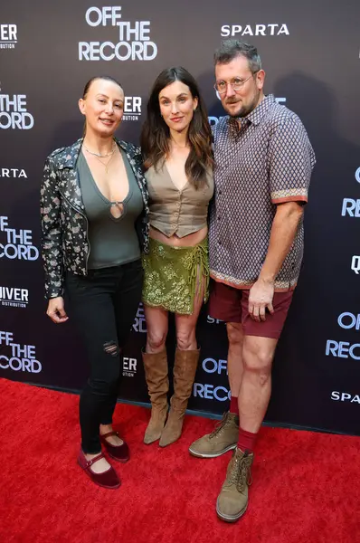Kirsten Foe, Rainey Qualley ve Gabe Rodriguez, 8 Mayıs 2025 'te ABD' nin Hollywood şehrindeki Hotel Cafe 'de Rainey Qualley tarafından gerçekleştirilen özel bir performansın sahnelendiği RECORD Kapanış Gecesi' nde.