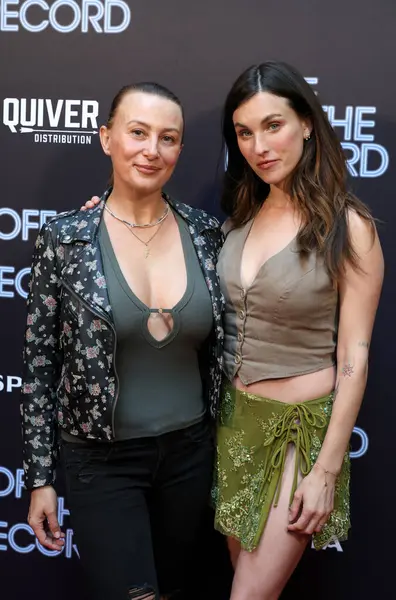 Kirsten Foe ve Rainey Qualley, 8 Mayıs 2025 'te ABD' nin Hollywood şehrinde Rainey Qualley Oteli 'nde özel bir performans sergiledi..