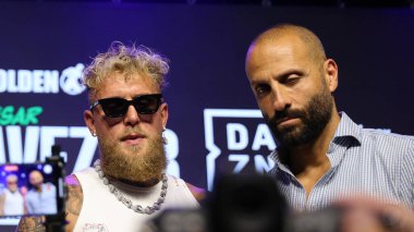 Jake Paul ve Nakisa Bidarian Jake Paul, Julio Cesar Chavez Jr. 'a karşı 14 Mayıs 2025' te Hollywood, ABD 'de Avalon' da düzenlenen basın konferansında..