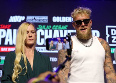 Holly Holm ve Jake Paul Jake Paul, Julio Cesar Chavez Jr. 'a karşı 14 Mayıs 2025' te Avalon, ABD 'de düzenlenen basın konferansında..