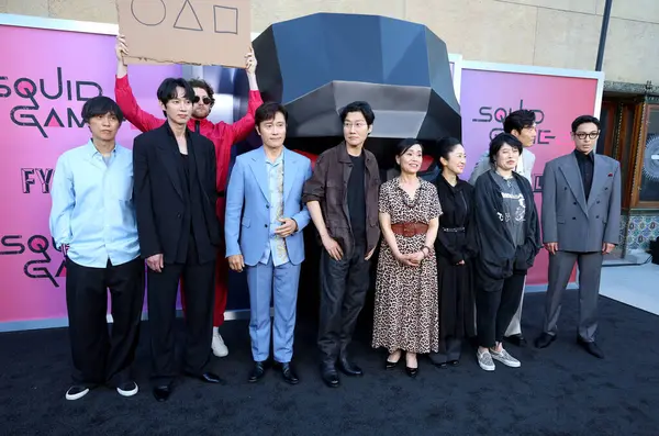 Kim Ji-yong, Park Sung Hoon, Lee Byung-hun, Hwang Dong-hyuk, Kang Ae-shim, Chae Kyoung-sun, Nam Na-young, Lee Jung-jae ve Choi Seung-hyun Netflix 'in' Squid Game 2 'ATAS etkinliği 30 Mayıs 2025 tarihinde Hollywood, ABD' deki Mısır Tiyatrosu 'nda gerçekleşti..
