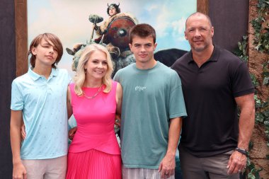 Tucker McFadden Wilkerson, Melissa Joan Hart, Braydon Wilkerson ve Mark Wilkerson, 7 Haziran 2025 'te ABD' nin Los Angeles kentindeki Akademi Film Müzesi 'nde düzenlenen' Ejderhanı Nasıl Eğitirsin 'galasında.