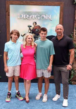 Tucker McFadden Wilkerson, Melissa Joan Hart, Braydon Wilkerson ve Mark Wilkerson, 7 Haziran 2025 'te ABD' nin Los Angeles kentindeki Akademi Film Müzesi 'nde düzenlenen' Ejderhanı Nasıl Eğitirsin 'galasında.