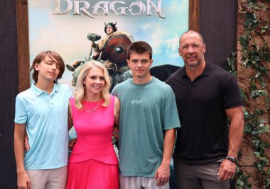 Tucker McFadden Wilkerson, Melissa Joan Hart, Braydon Wilkerson ve Mark Wilkerson, 7 Haziran 2025 'te ABD' nin Los Angeles kentindeki Akademi Film Müzesi 'nde düzenlenen' Ejderhanı Nasıl Eğitirsin 'galasında.