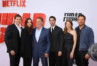 Christopher Schwarzenegger, Christina Schwarzenegger, Arnold Schwarzenegger, Patrick Schwarzenegger, Katherine Schwarzenegger ve Chris Pratt Netflix 'in 