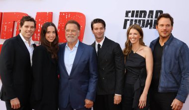 Christopher Schwarzenegger, Christina Schwarzenegger, Arnold Schwarzenegger, Patrick Schwarzenegger, Katherine Schwarzenegger ve Chris Pratt Netflix 'in 