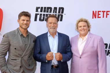 Travis Van Winkle, Fortune Feimster ve Arnold Schwarzenegger Netflix 'in' Fubar '2. sezon galasında 11 Haziran 2025' te Hollywood, ABD 'deki Tudum Tiyatrosu' nda gerçekleştirildi..