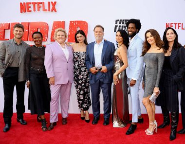 Monica Barbaro, Barbara Eve Harris, Fortune Feimster, Aparna Brielle, Fabiana Udenio, Arnold Schwarzenegger, Travis Van Winkle, Carrie-Anne Moss ve Milan Carter Netflix 'in Hollywood, ABD' deki Tudum Tiyatrosu 'nda düzenlenen 2.