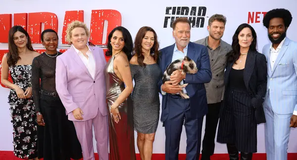 Monica Barbaro, Barbara Eve Harris, Fortune Feimster, Aparna Brielle, Fabiana Udenio, Arnold Schwarzenegger, Travis Van Winkle, Carrie-Anne Moss ve Milan Carter Netflix 'in Hollywood, ABD' deki Tudum Tiyatrosu 'nda düzenlenen 2.
