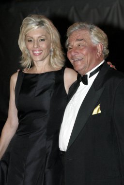 Peter Falk ve Shera Danese, 30 Ekim 2004 'te ABD' nin Hollywood kentindeki Paramount Stüdyoları 'nda düzenlenen 2..