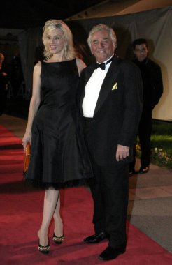 Peter Falk ve Shera Danese, 30 Ekim 2004 'te ABD' nin Hollywood kentindeki Paramount Stüdyoları 'nda düzenlenen 2..