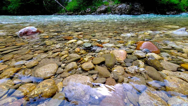 Гірська Річка Чистою Водою Різнокольоровими Каменями Ній — стокове фото