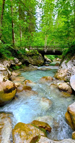 Górska Rzeka Turkusową Wodą Lesie Drewnianym Mostem Nad Nią Skaliste — Zdjęcie stockowe