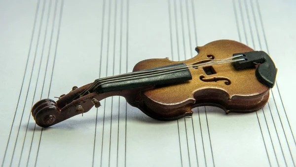 Мініатюрна Скрипка Лежить Вершині Ноти — стокове фото