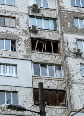 Yerleşim yerinin camları, Rusya 'nın Ukrayna' ya karşı savaş konsepti Ukrayna halkının soykırımı Kiev 'e düzenlenen en büyük roket saldırısı sonrasında patlamayla hasar gördü