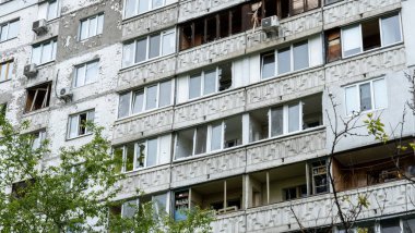 Yerleşim yerinin camları, Rusya 'nın Ukrayna' ya karşı savaş konsepti Ukrayna halkının soykırımı Kiev 'e düzenlenen en büyük roket saldırısı sonrasında patlamayla hasar gördü