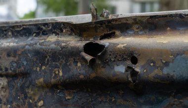 Kiev 'e yapılan en büyük roket saldırısı sonrasında sivil taşımacılık gövdesinde kurşun ve şarapnel delikleri açıldı. Rusya' nın Ukrayna 'ya karşı olan savaş konsepti, arka plan ve doku.