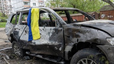 Yanmış bir arabada Ukrayna bayrağı ve patlama yerinde şarapnel delikleri var. Başkente yapılan en büyük gece füze saldırısı, keder, Rusya 'nın savaş konsepti...