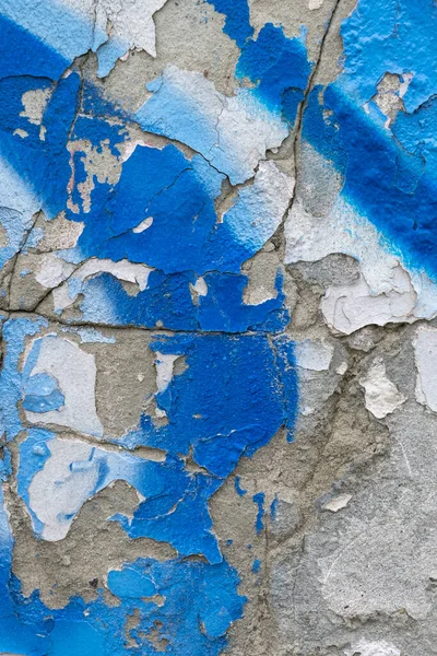 Boyanmış Beyaz Mavi Eski Çatlak Duvar — Stok fotoğraf