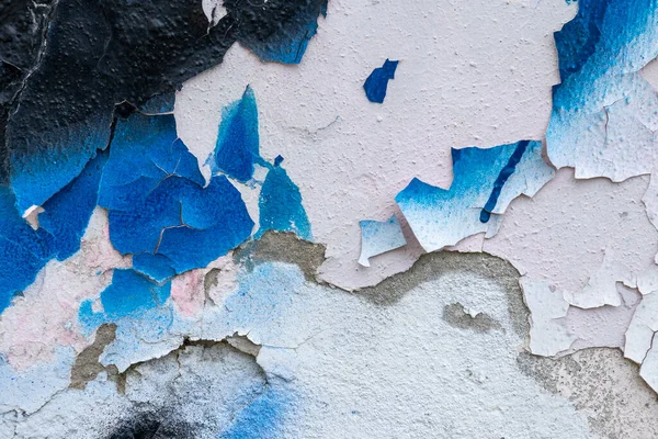 Eski Bir Beton Duvarda Mavi Boya Ile Siyah Beyaz Soyulmuş — Stok fotoğraf