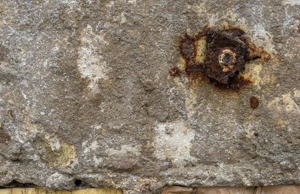 Eski Beton Bir Duvarda Paslı Bir Plakanın Yakın Çekimi Doku — Stok fotoğraf
