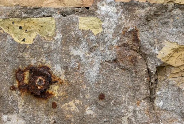Eski Tuğla Bir Duvarda Paslı Bir Tabağın Yakın Çekimi — Stok fotoğraf