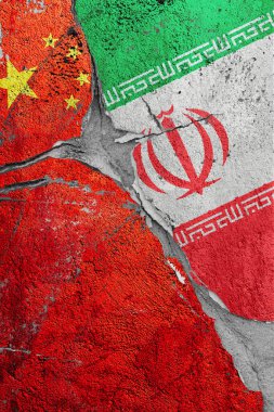 Çin ve İran bayrakları arasındaki çatlak, siyasi ve ekonomik ilişkilerdeki küresel kriz kavramı