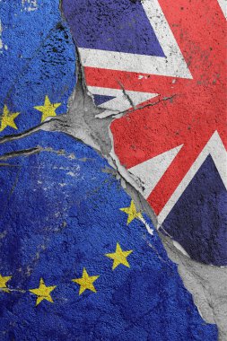 Avrupa Birliği ve Büyük Britanya bayrakları arasındaki çatlağın resmi, siyasi ve ekonomik ilişkilerdeki küresel kriz kavramı