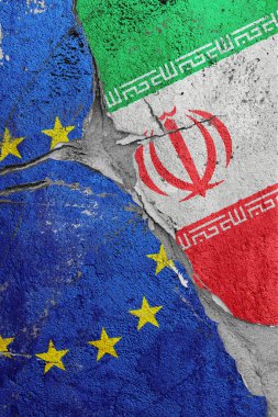 Avrupa Birliği ve İran bayrakları arasındaki çatlağın resmi, siyasi ve ekonomik ilişkilerdeki küresel kriz kavramı