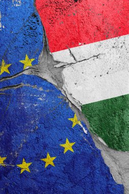 Avrupa Birliği ve Macaristan bayrakları arasındaki çatlağın resmi, siyasi ve ekonomik ilişkilerdeki küresel kriz kavramı