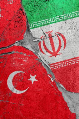 Türkiye ve İran bayrakları arasındaki çatlak, siyasi ve ekonomik ilişkilerdeki küresel kriz kavramı