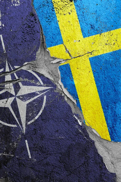 Kırık NATO ve İsveç bayrakları, siyasi ve ekonomik ilişkilerde küresel kriz kavramı