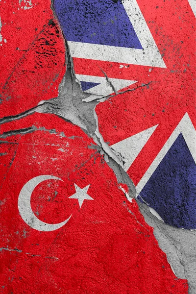 トルコと英国の旗の間の亀裂のイラスト 政治的 経済的関係における世界的な危機の概念 — ストック写真