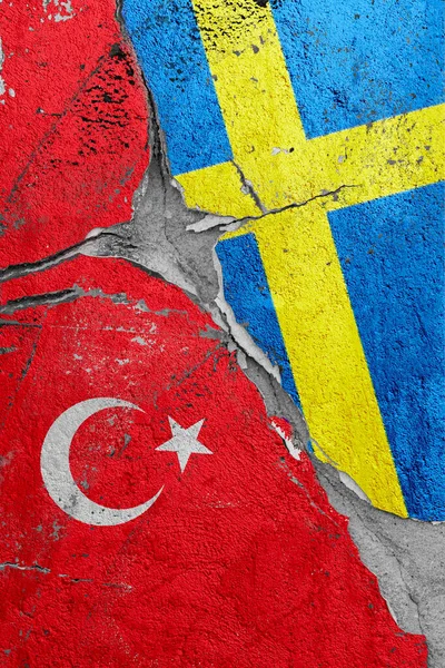 Türkiye ve İsveç bayrakları arasındaki çatlak, siyasi ve ekonomik ilişkilerdeki küresel kriz kavramı
