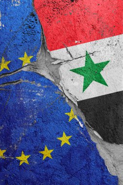 Avrupa Birliği ve Suriye bayrakları arasındaki çatlağın resmi, siyasi ve ekonomik ilişkilerde küresel kriz kavramı