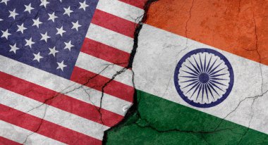 ABD ve Hindistan bayrakları, çatlaklı beton duvar dokusu, grunge arkaplan, askeri çatışma konsepti