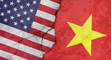 ABD ve Vietnam bayrakları, çatlaklı beton duvar dokusu, grunge arka plan, askeri çatışma konsepti