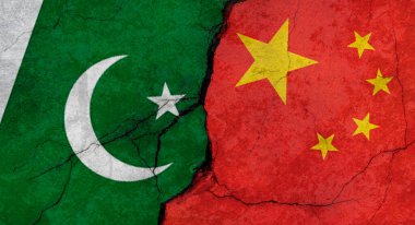 Pakistan ve Çin bayrakları, çatlaklı beton duvar dokusu, grunge arkaplan, askeri çatışma konsepti
