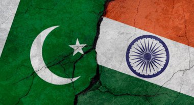 Pakistan ve Hindistan bayrakları, çatlaklı beton duvar dokusu, grunge arkaplan, askeri çatışma konsepti