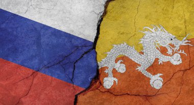 Rusya ve Butan bayrakları, çatlaklı beton duvar dokusu, grunge arkaplan, askeri çatışma konsepti