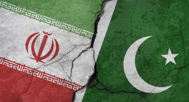 İran ve Pakistan bayrakları, çatlaklı beton duvar dokusu, grunge arka plan, askeri çatışma konsepti