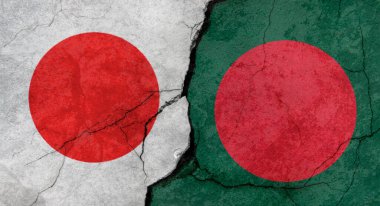 Japonya ve Bangladeş bayrakları, çatlaklı beton duvar dokusu, grunge arkaplan, askeri çatışma konsepti