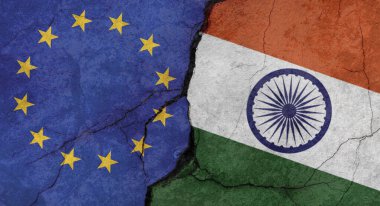 Avrupa Birliği ve Hindistan bayrakları, çatlaklı beton duvar dokusu, grunge arkaplan, askeri çatışma konsepti