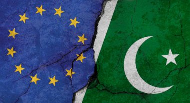 Avrupa Birliği ve Pakistan bayrakları, çatlaklı beton duvar dokusu, grunge arka planı, askeri çatışma konsepti