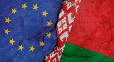 Avrupa Birliği ve Belarus bayrakları, çatlaklı beton duvar dokusu, grunge arka planı, askeri çatışma konsepti