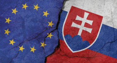 Avrupa Birliği ve Slovakya bayrakları, çatlaklı beton duvar dokusu, grunge arka planı, askeri çatışma konsepti