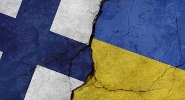 Finlandiya ve Ukrayna bayrakları, çatlaklı beton duvar dokusu, grunge geçmişi, askeri çatışma konsepti