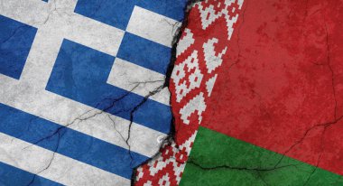 Yunanistan ve Belarus bayrakları, çatlaklı beton duvar dokusu, grunge arkaplan, askeri çatışma konsepti
